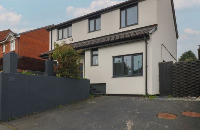 2 TREM Y DON, family friendly, character holiday cottage in Llysfaen