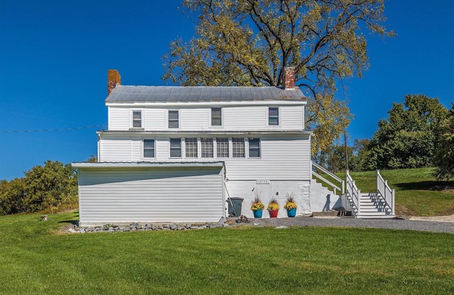 2 Br. Farmhouse Getaway - Close to everything, but far enough away to relax