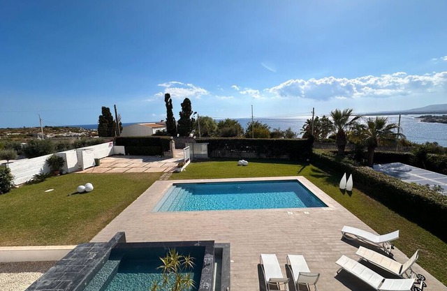 Villa Opulentia con Piscina y Vista al Mar