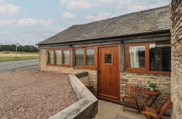 THE OLD CART SHED, romantic, character holiday cottage in Gorsley