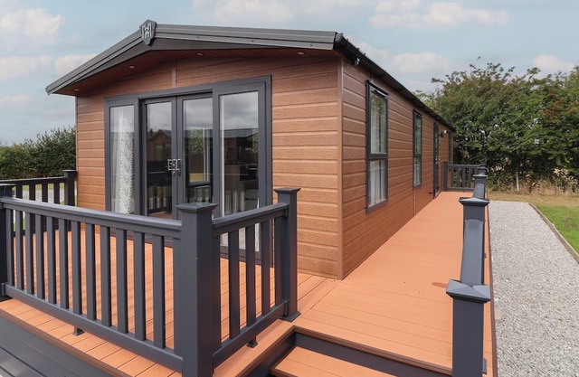 MEADOWS PARK 3, family friendly, with hot tub in Hornsea