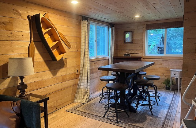 Trout View Cottage-Creekside fire pit, 2 bedrooms Sleeps 6 near ANF fun!