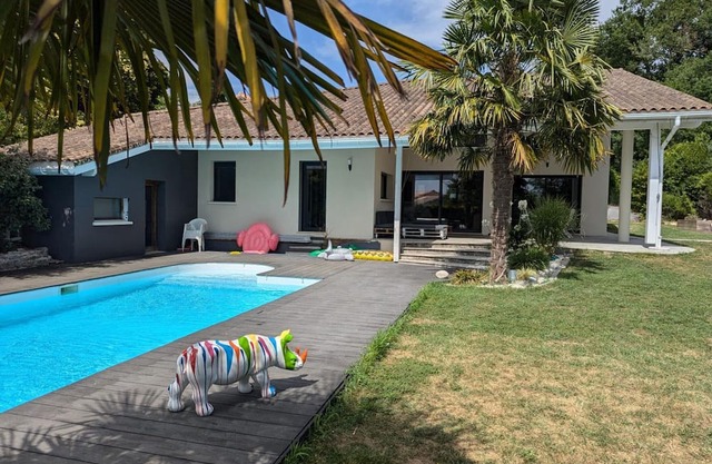 Casa moderna en Soyaux con piscina privada y parking