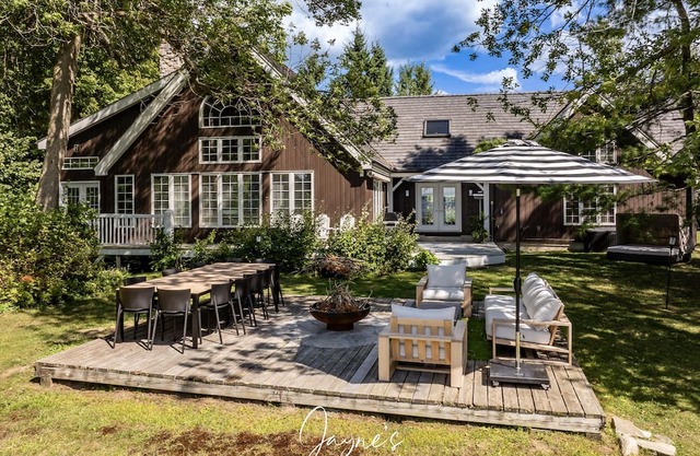 Unique 4 bed 5 bath cottage with 3 bed 2 bath guest cottage on Lake Muskoka