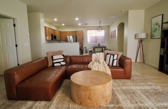 Charming 3-bedroom house with office, pool and gym in beautiful Waddell