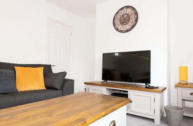 2 Bed Town Centre House with Parking in Tamworth