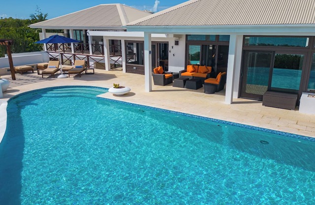 Spacious 5-Bedroom Villa, Walk to Rendezvous Bay Beach