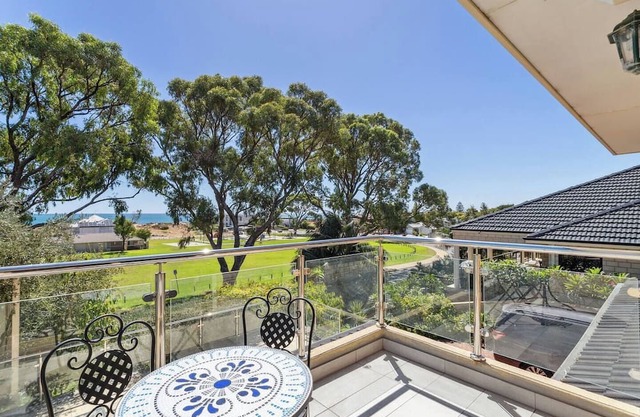 This house is a 4 bedroom(s), 2 bathrooms, located in Silver Sands, WA.