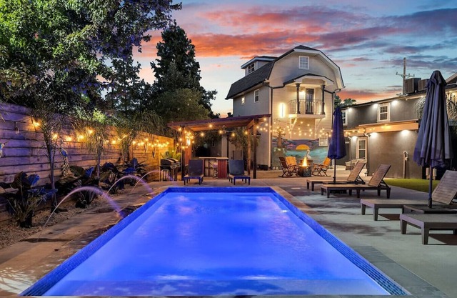Centrally Located 6-BR Suite near Top Attractions