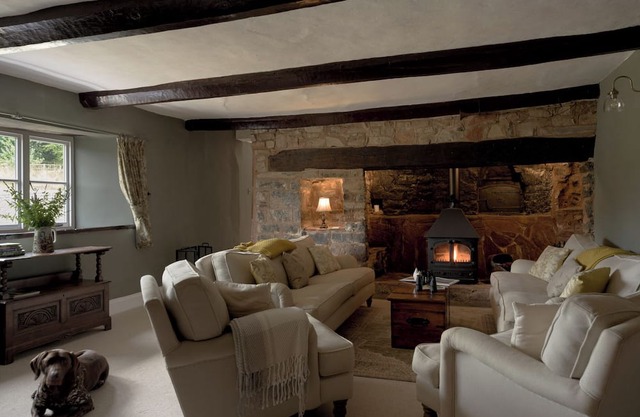 HOLWELL FARMHOUSE, pet friendly, with hot tub in Bampton, Devon
