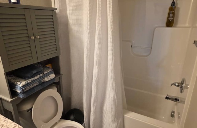 Modern Spacious 4-bedroom building in amazing Fargo