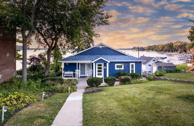 The “Blue Sapphire” 3BR/3BA Luxury Lakefront Home on Mineola Bay | Stunning Views on Chain O Lakes