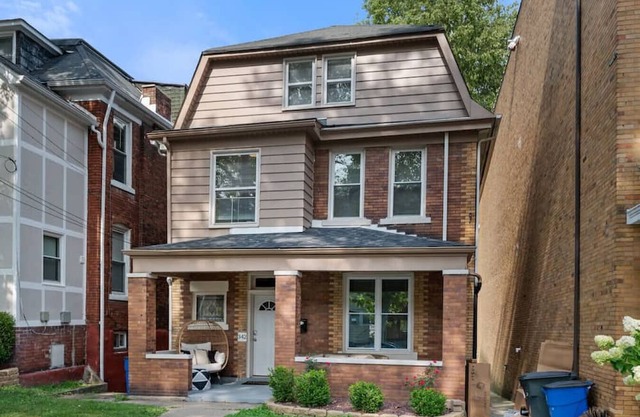 3 Story home w/11 beds! | Close to Pitt & CMU!