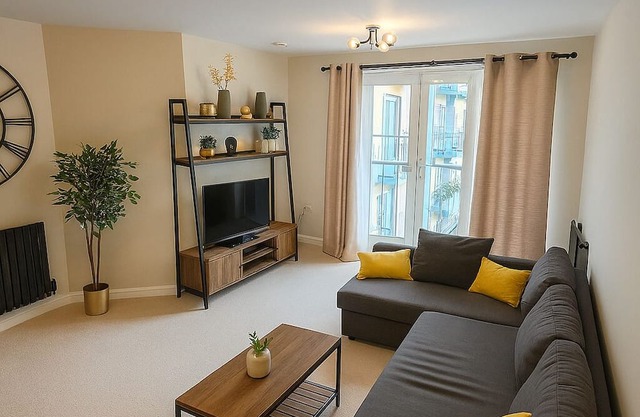 Central Hatfield | Free Parking | Sleeps up to 4 | With Balcony