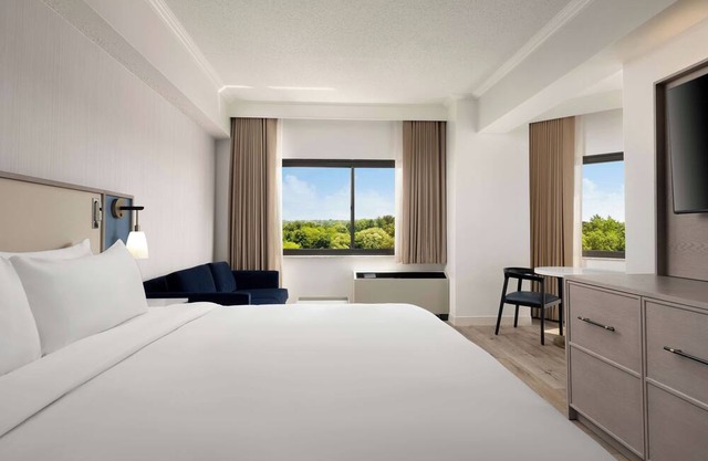 Pets Allowed! King room with Pool and Free Airport Shuttle!