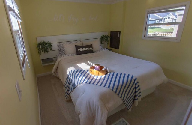 Cozy 1-bedroom mobile home on the beautiful Crooked lake