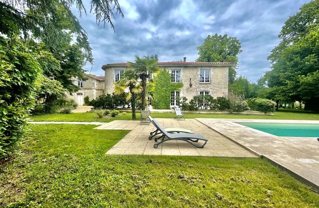 Gran casa familiar con piscina climatizada, wifi y parking en Pranzac