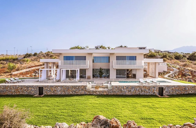 Villa Rayora Chania: Near to Beach / Private Heated Pool / Jacuzzi / Sea View