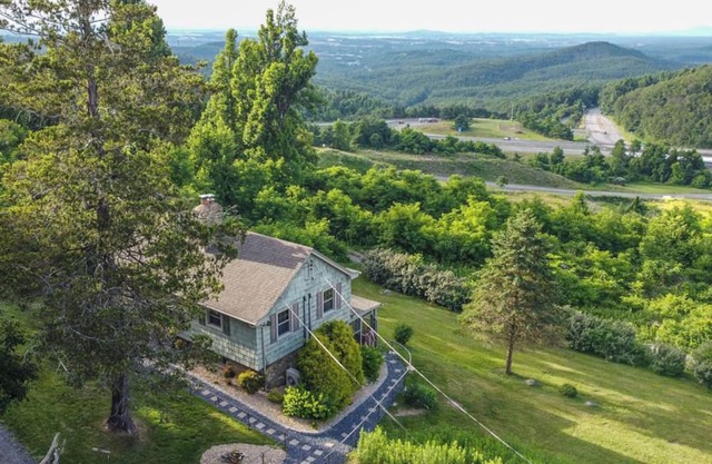 Stay in history at the Swannanoa Gatekeeper Cottage, a cozy mountain retreat beside Swannanoa Palace. Enjoy timeless charm, modern comforts, and easy access to wineries, breweries, hiking trails, and wedding venues.