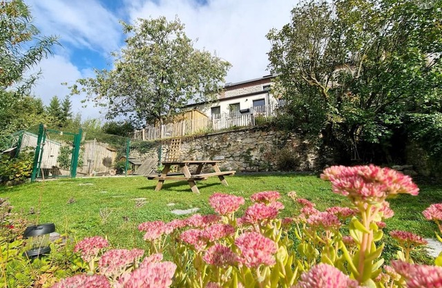 Casa auténtica con jardín y admite mascotas