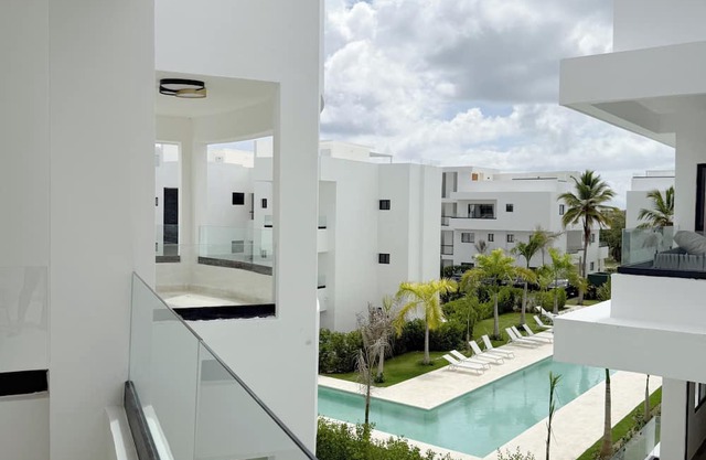 Penthouse with private jacuzzi, beach access, perfect for long stays!