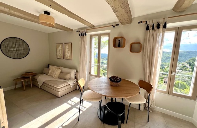 Bright 2-room apartment with breathtaking view 10 minutes from Lake Saint Cassien