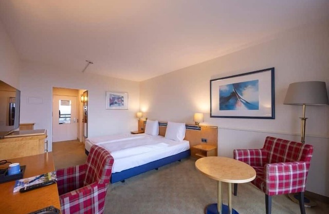 Unwind In Forest Room With Pool Access And Pet Friendly Options