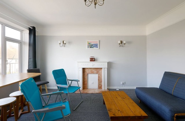 Spacious 2-Bedroom Flat Near Rottingdean Beach & Windmill