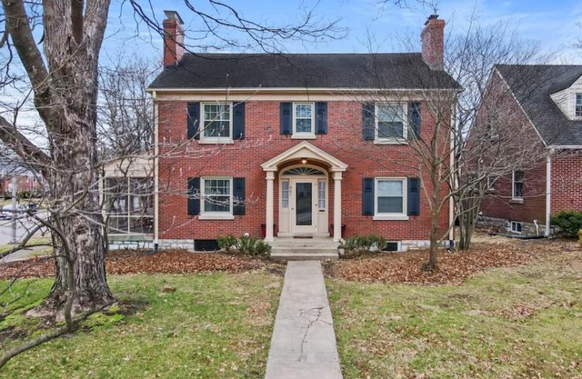 This house is a 4 bedroom(s), 2 bathrooms, located in Lexington, KY.