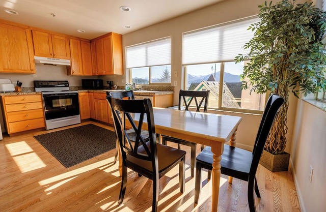 406 Etolin Way - 1 Bedroom, 1 Bathroom, Located Downtown