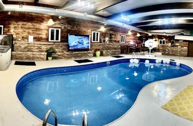 Huge Estate Property w/ indoor pool, sauna, hot tub, sleeps up to 28 Weddings!