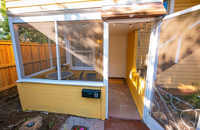 Charming DT Orlando cottage in brilliant location w/ fast WiFi, AC, Pet Friendly