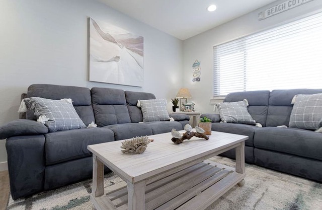 Roomy 1 BDRM block from the BEACH Large Pool w/ a Private Courtyard