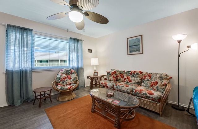 Roomy 1 BDRM Large Pool w/ a Private Courtyard and a 5 Min Walk to the Beach