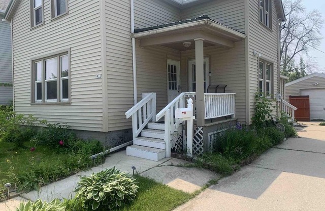 Cozy 1-bedroom house in Sheboygan walking distance to the lake and downtown.