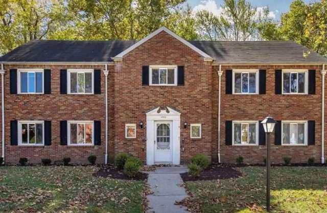 Ottawa Hills Hillandale House Cozy Condo in the charming village w/ WiFi, AC