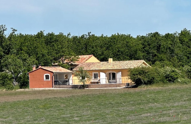 High Luberon, detached house between woods and lavender. Heated swimming pool,