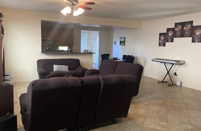 4-bedroom house in brilliant Tucson with WiFi, AC