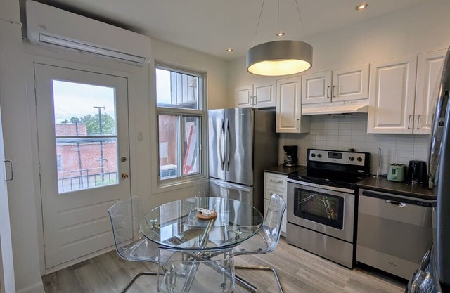 Urban Getaway in Hochelaga – Bright 1BR Apartment