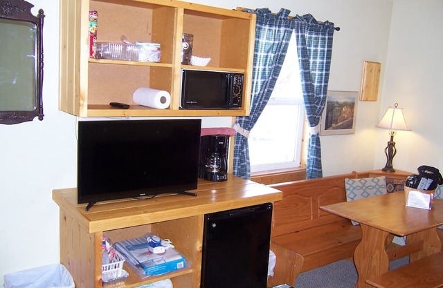 Cozy Campground Cabin Cottage with WiFi and AC in charming Greybull