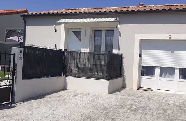 21 m2 room at the foot of the vineyards, beach 5kms away, all shops, quiet residence