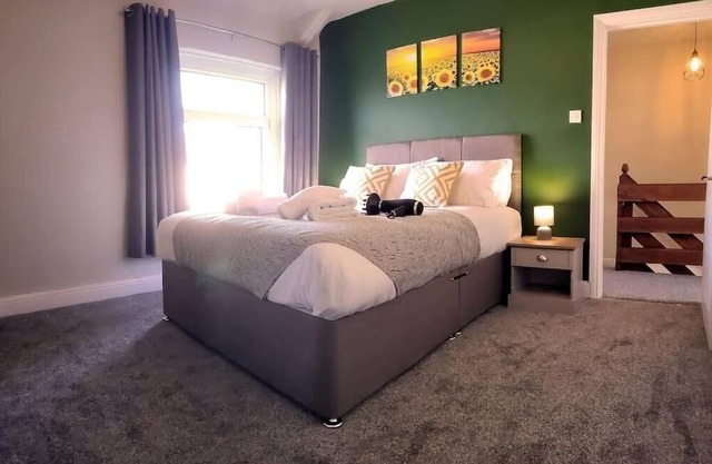 Parking, 4 Bedrooms, Small Courtyard
