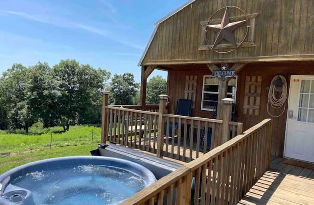 Buffalo River Cowboy Cabin Getaway and HOT TUB!