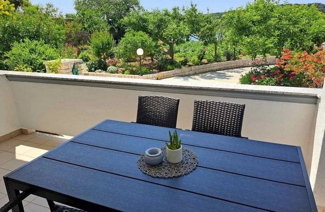 Apartamento de una habitación con terraza y vista al mar Palit, Rab (A-24303-d)