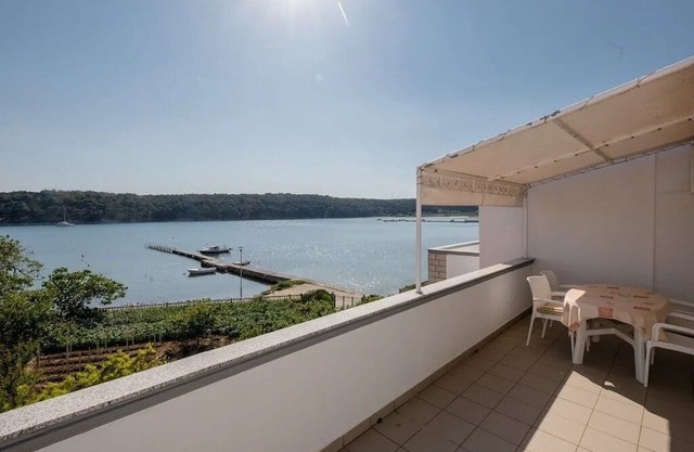 Apartamento de una habitación con terraza y vista al mar Palit, Rab (A-24303-c)