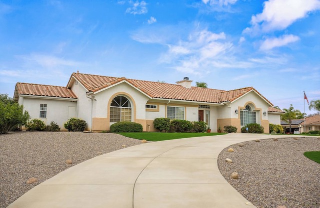 "Ramona's Central Gem: Your Perfect Vacation Retreat Awaits!"