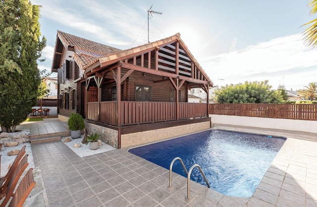 Casa de Madera con piscina privada, situada en lugar emblemático de Valencia.