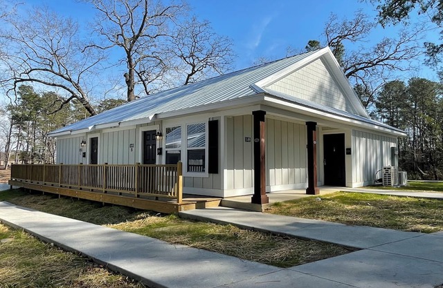 Luxury Lodging, Lakefront View, 3-bedroom, 3.5 bath, sleeps 10, wrap-around patio.
