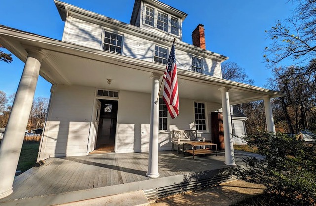 Historic Farmhouse 30 minutes to DC / Annapolis. 4BR Large and Inviting, Zipline