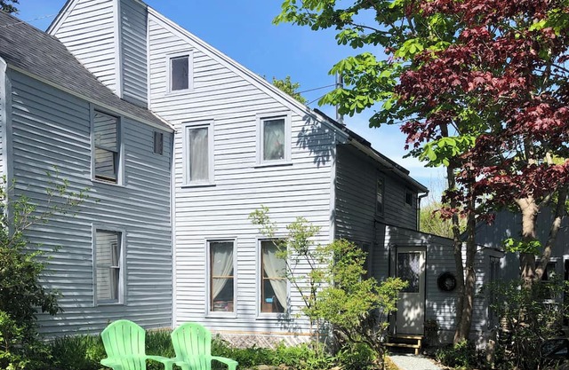 Peaceful 2-bedroom farmhouse in charming Brooksville, Maine with Wifi and AC